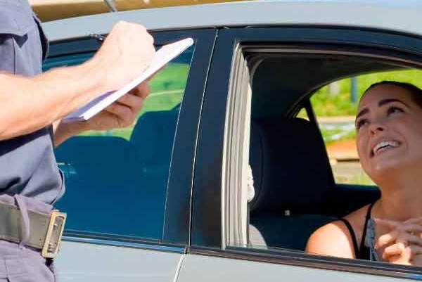 Certificado de multas de tránsito mujer y policia