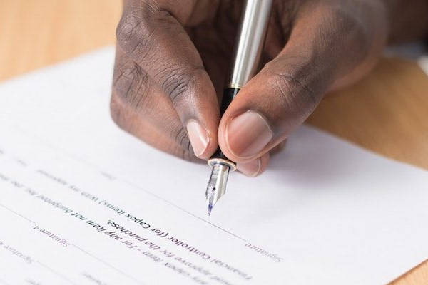 Certificado Vida Laboral hombre firmando
