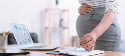 Certificado de Maternidad embarazada firmando