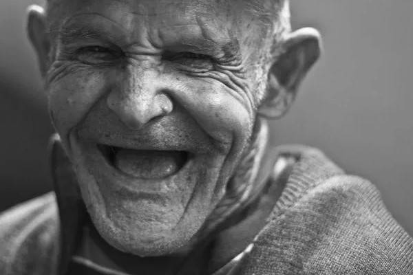 Requisitos para jubilación AFP Futuro anciano sonriendo