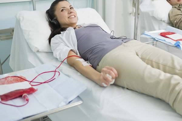 Requisitos para Donar Sangre mujer donando