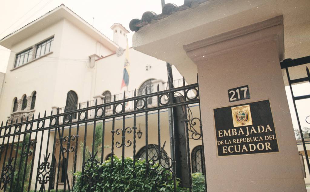 Resguardan embajada de Ecuador por manifestantes - Meridiano.mx